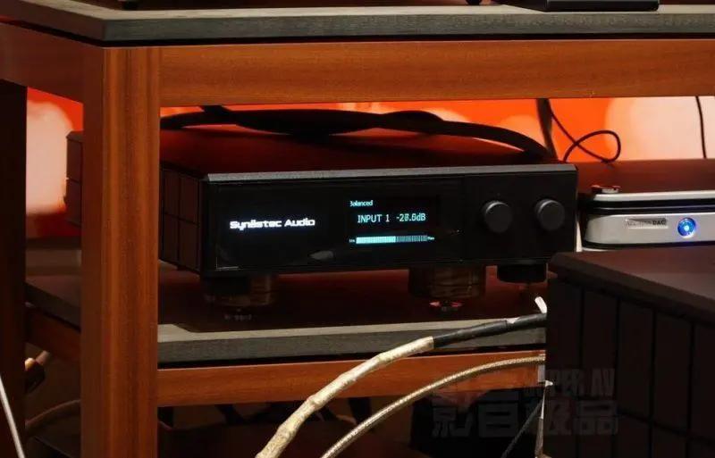 这只“火鸟”是白色的，CessaroFirebird扬声器
