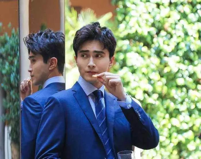 快递小哥杨幂走红,快递小哥和杨幂谁帅