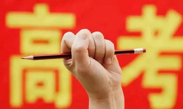 18年前全国高考，19岁少年偷取试卷高考后被逮捕，如何处罚他？