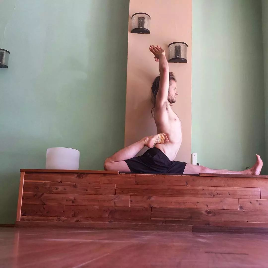 把厚外套穿了个遍，还是冻手冻脚，还差这些体式让身体“热”起来