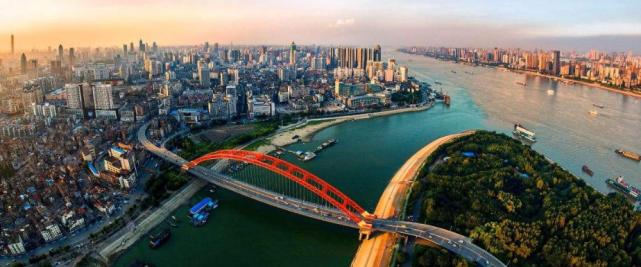 武汉和郑州谁的交通地位更重要,郑州城市交通有多厉害