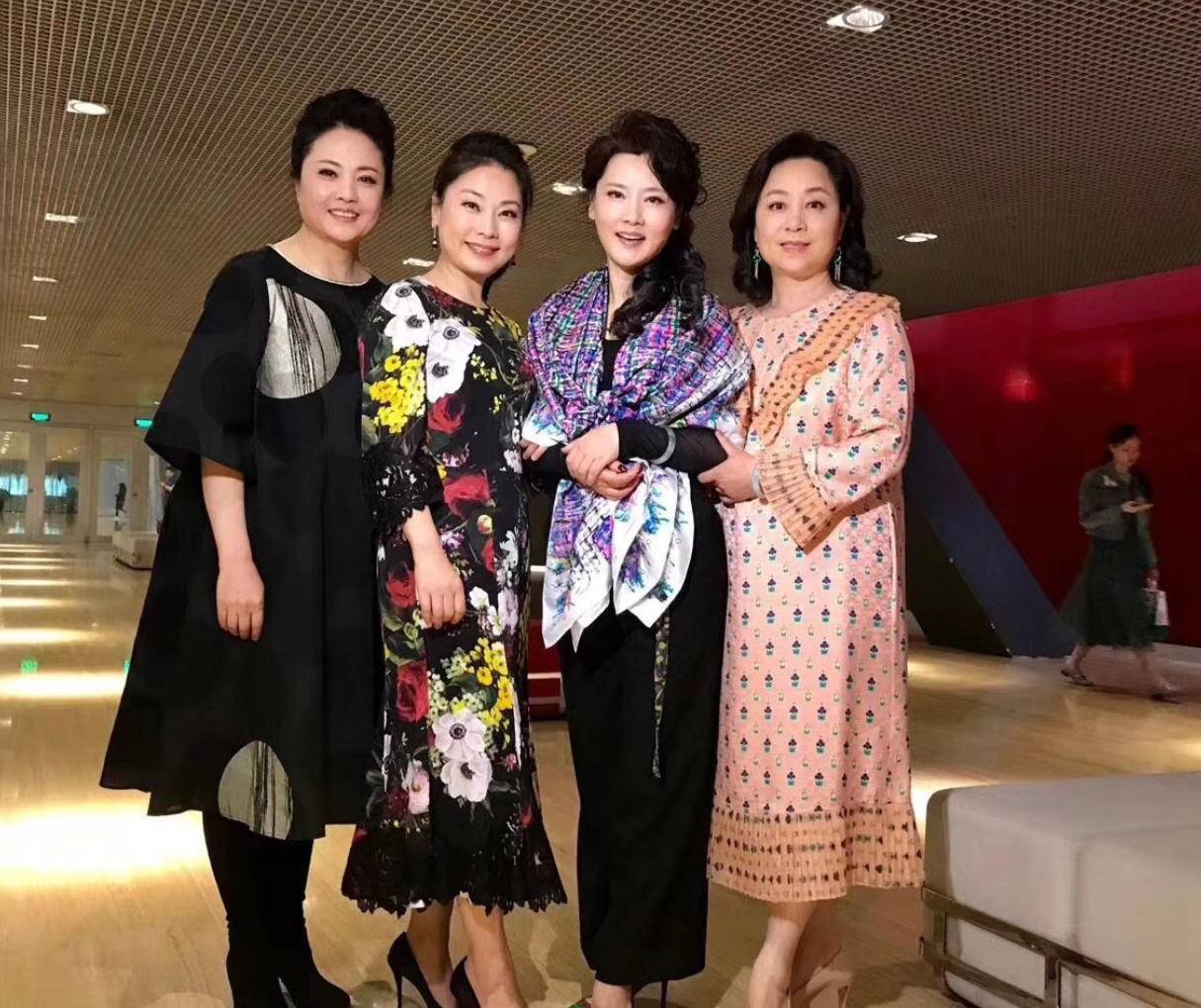 何赛飞穿搭照片,何赛飞丝巾照片