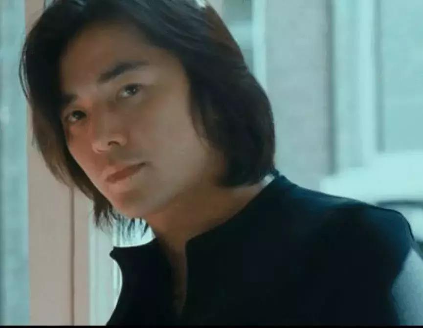 一首《十七岁》之于香港娱乐圈，就是半部《春秋》