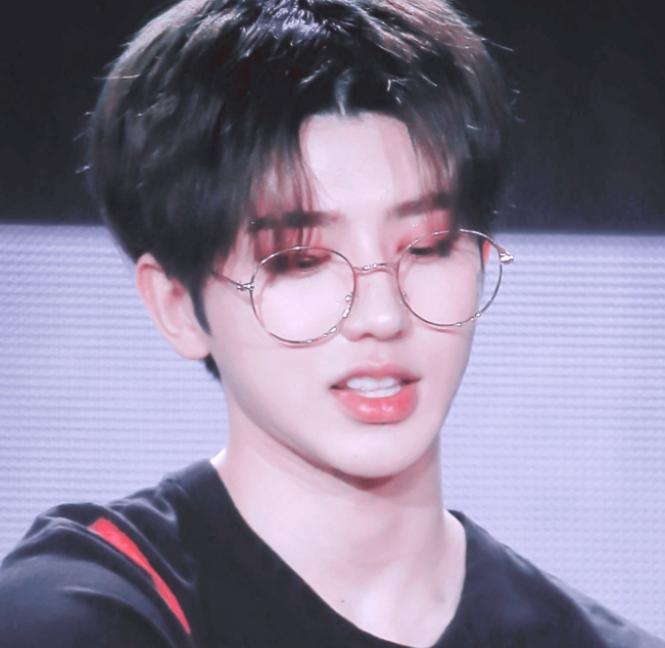 男星为了变白，涂粉底比女星涂得还白还厚，身为黄皮肤委屈他们了