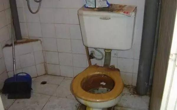 卫生间臭烘烘怎么清理,卫生间整天臭烘烘教你几招根治它