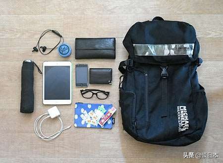 精致日本男孩的包包里都装了些啥？唇膏、防晒......比我还全！