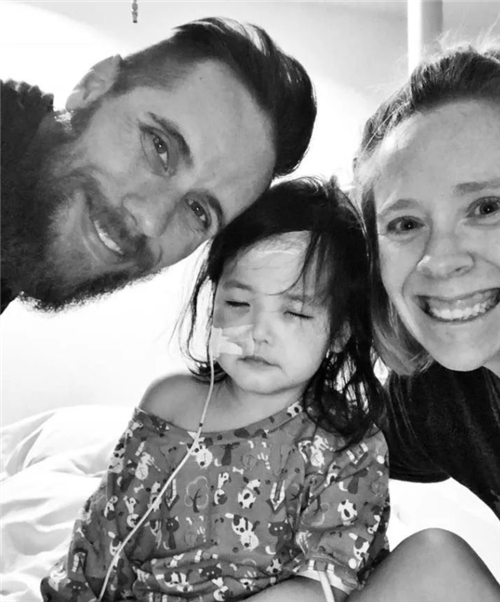 中国“蓝眼睛”女孩一出生就被抛弃,美国夫妇跨国领养,如今怎样