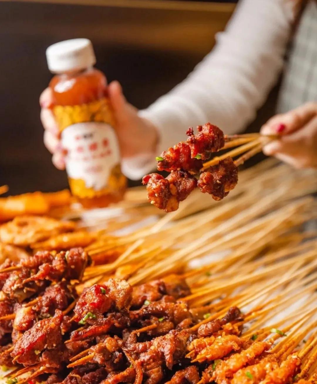 小吃店也有主题歌？夸父炸串就是这么皮