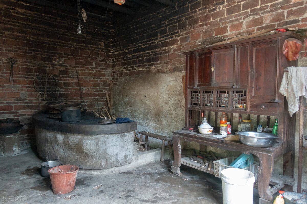 穿孝衣进院子有什么说法,身穿热孝不登门是什么意思