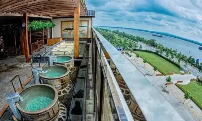 丹东玩冰雪地方,丹东北黄海温泉小镇攻略