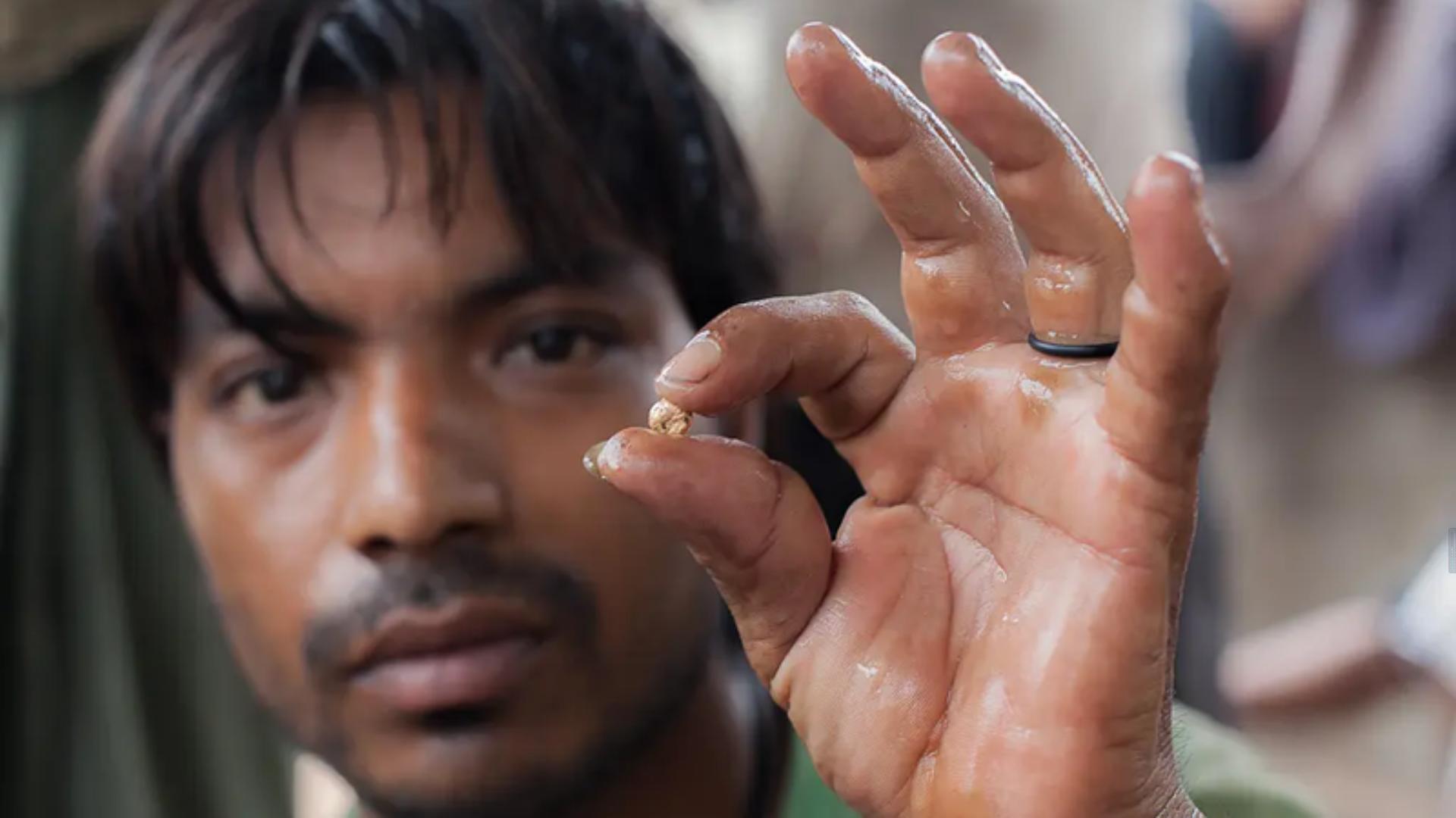 印度穷人下水道里淘金,印度穷人淘金