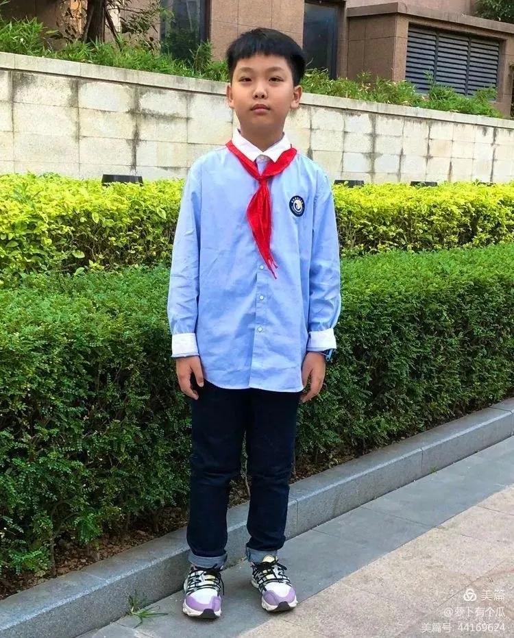 升旗手护旗手上升旗台步骤,升旗和护旗手的简短讲话