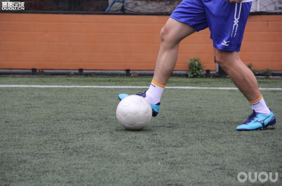 AGorTF你选谁？美津浓MoreliaNeoII两款足球鞋大横评