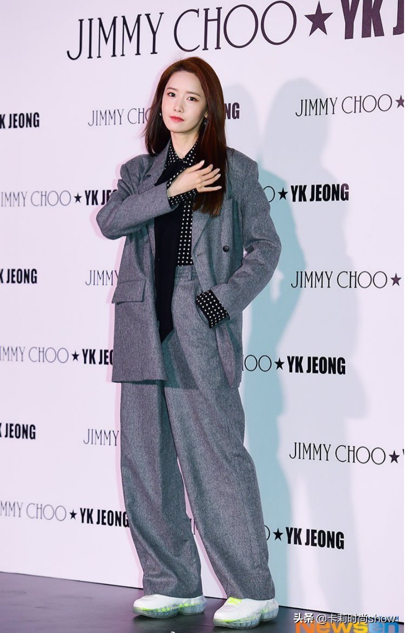 瘦下来的吴昕图片,吴昕黑色上衣配阔腿裤