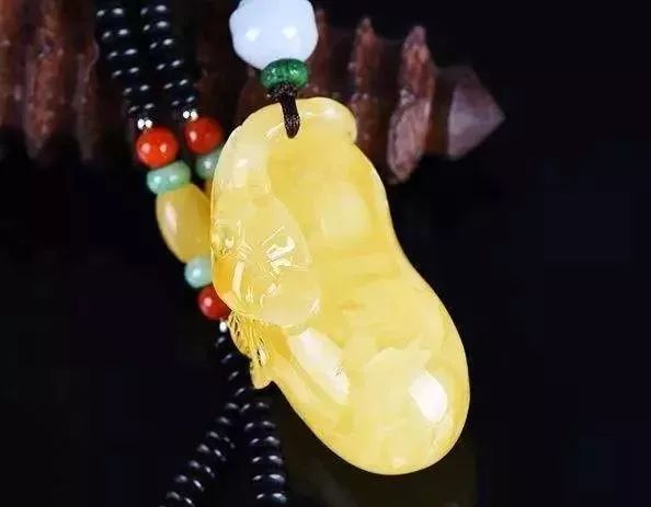 各种造假蜜蜡都会暴露出真身,蜜蜡造假的6大内幕学会避免被宰