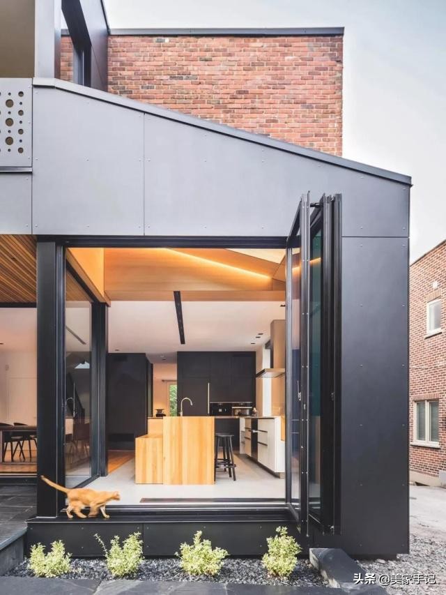 她在别墅外墙搭了个“黑盒子”，从而多出了间阳台和厨房！太聪明