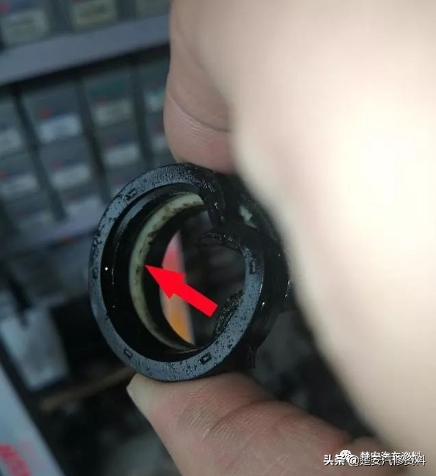 排气管冒蓝烟和机油质量有关吗,发动机冒蓝烟排气管喷机油