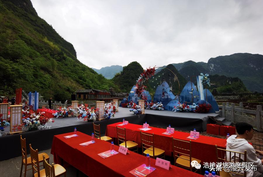 在国家4*级A**景区举行婚礼是一种怎样的体验？浩坤湖景区户外婚礼|让爱回归自然~