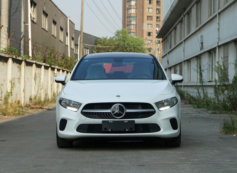 2023款奔驰a180l和宝马120i,奔驰a级180和200哪个更值得买