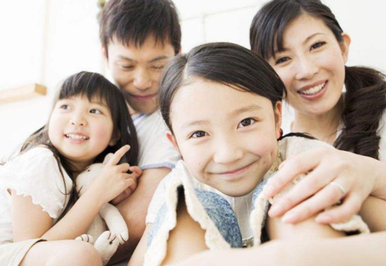 学生上课偷看老师什么原因,小学生偷看学习资料被家长发现