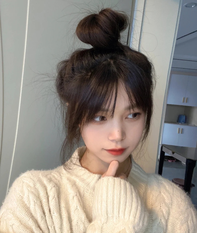 西瓜脸适合扎什么头发最好看,头秃圆脸适合扎什么头发