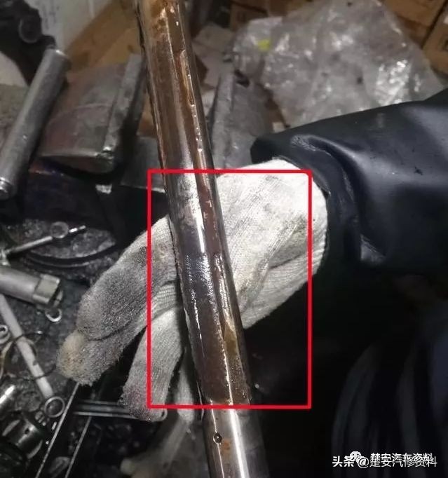 排气管冒蓝烟和机油质量有关吗,发动机冒蓝烟排气管喷机油