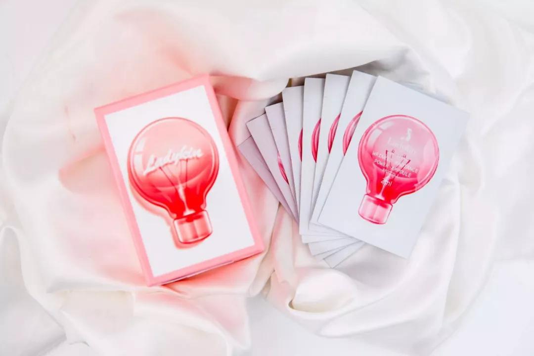 李小冉五官精致皮肤白皙透亮,70后女演员李小冉的高级搭配