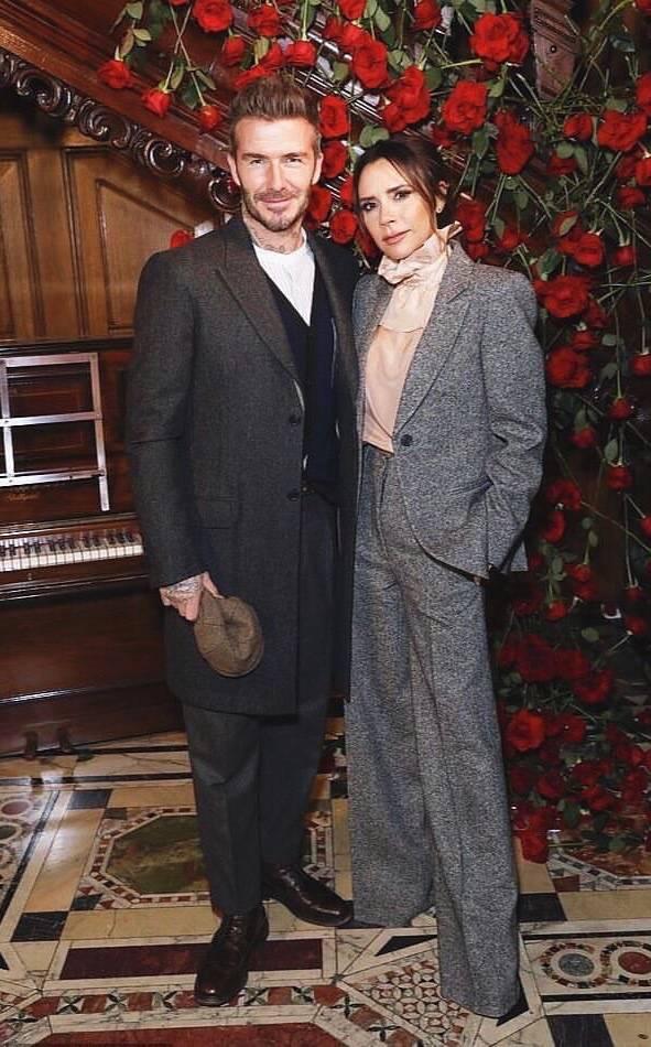 贝嫂终于换平底鞋，穿九分裤踩小白鞋，不信你有163cm