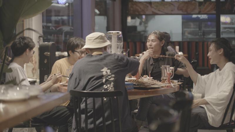 不愿躺平的他们，终于活成一条闲鱼