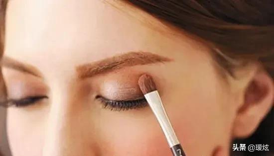 眼影刷取粉的正确方法,眼影刷如何去色