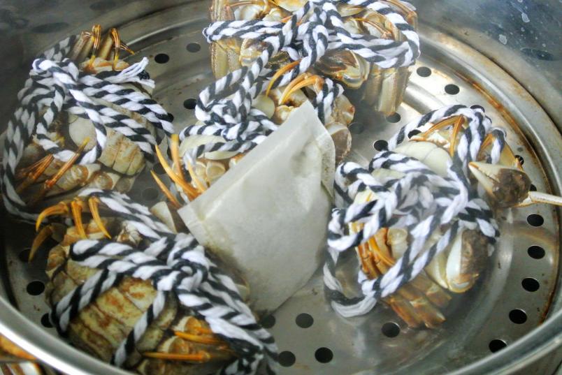 蒸螃蟹用冷水还是热水,蒸螃蟹用水还是热水好