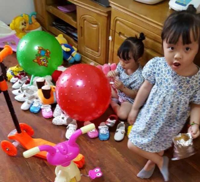 小朋友把超市的桃子扎了个洞,熊孩子把超市桃子扎了个洞