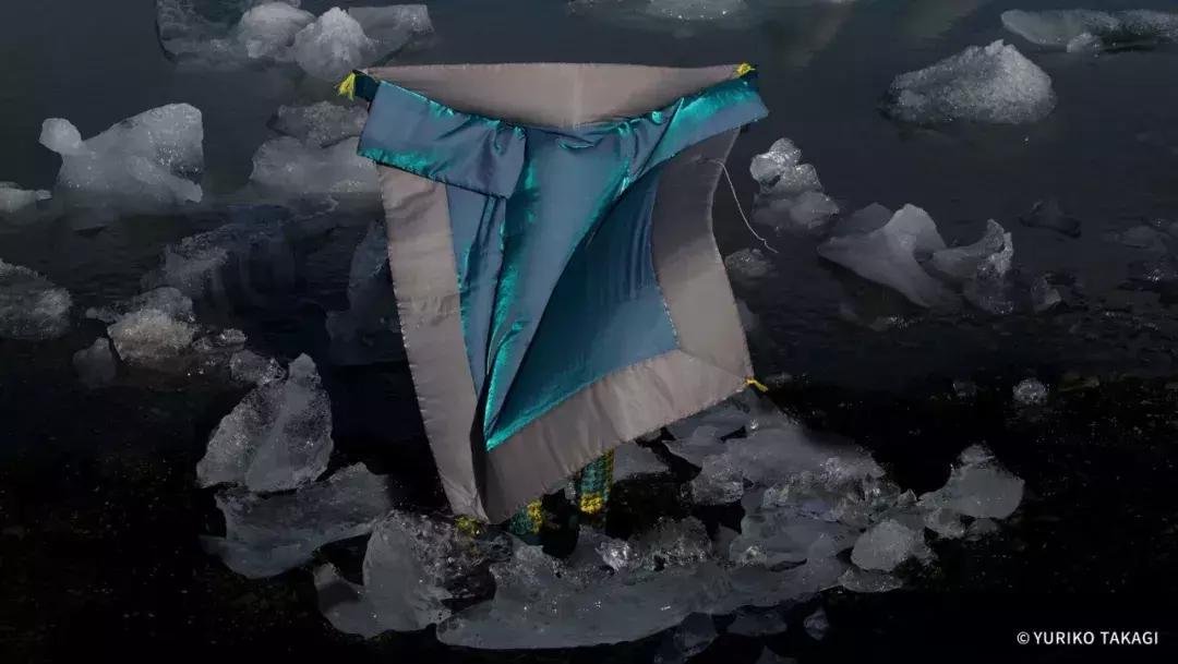 25年前,一个日本人带着天价衣服到中国,给西北人拍了一批硬照