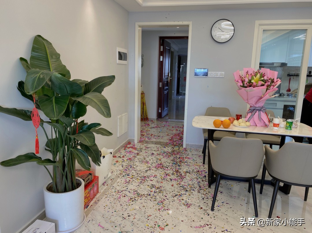 新房子乔迁之喜布置简单,乔迁新居喜气盈门的下一句