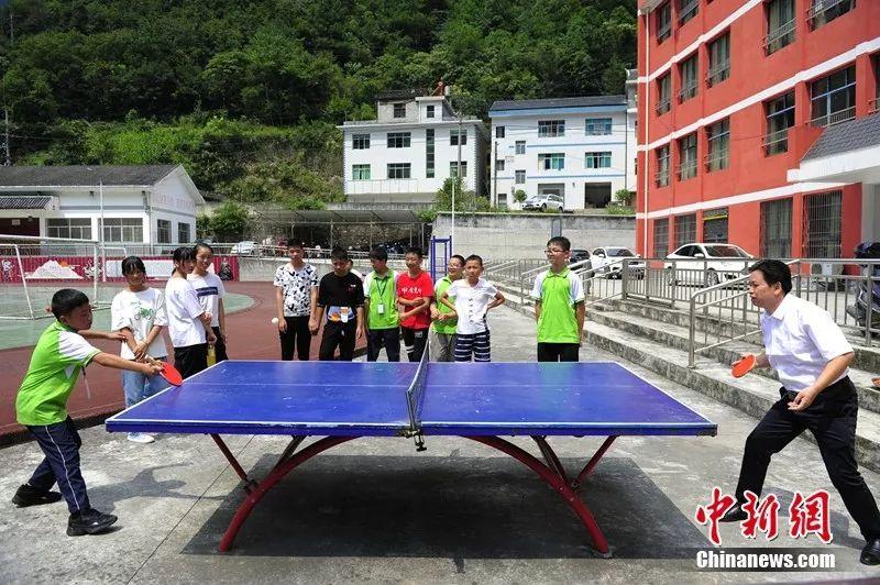 五峰*花采**乡一乡村教师弃50万高薪助500贫困学子走出大山