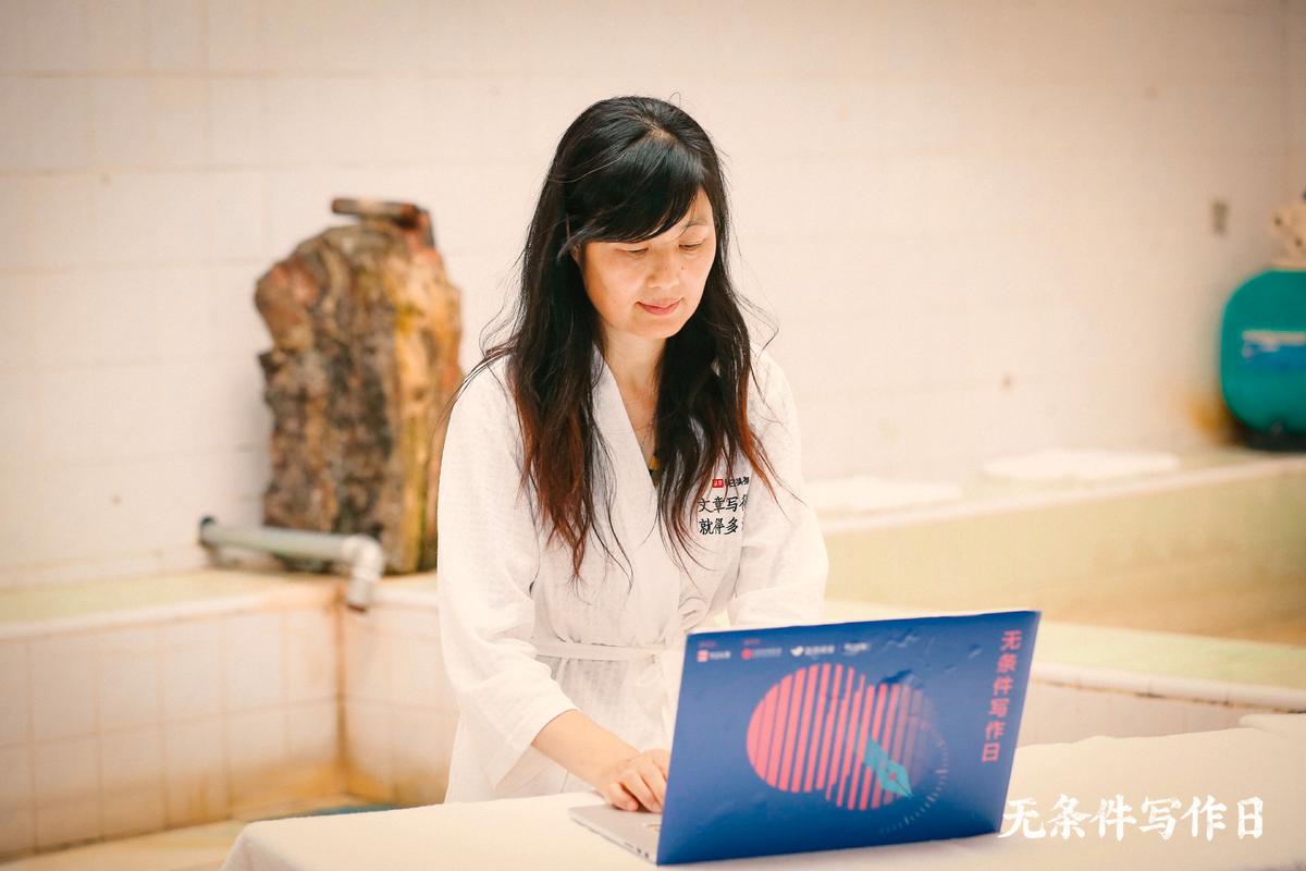 这个夏天，我们把写作搬进了胡同的澡堂里|无条件写作日