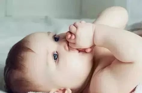 有关宝宝吃手的小故事,关于宝宝吃手的句子