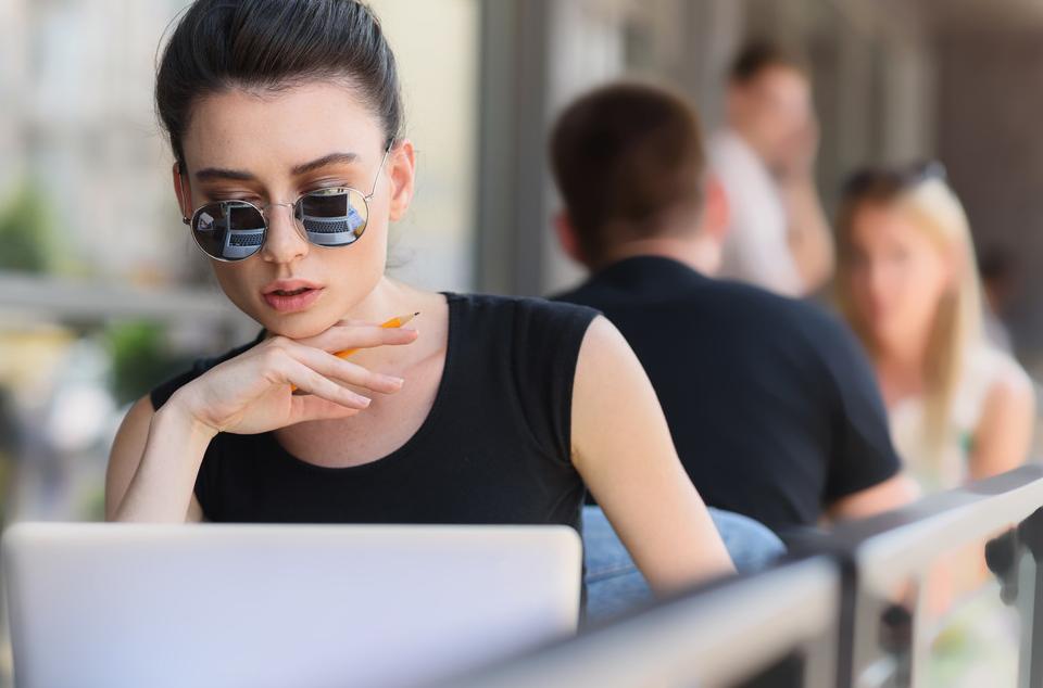 热门专业排名适合女生学的专业,什么专业适合女生就业前景好