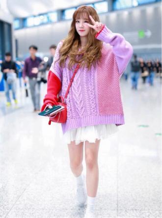 宋雨琦原来衣品这么赞，一件Oversize粉紫色毛衣，大秀美腿