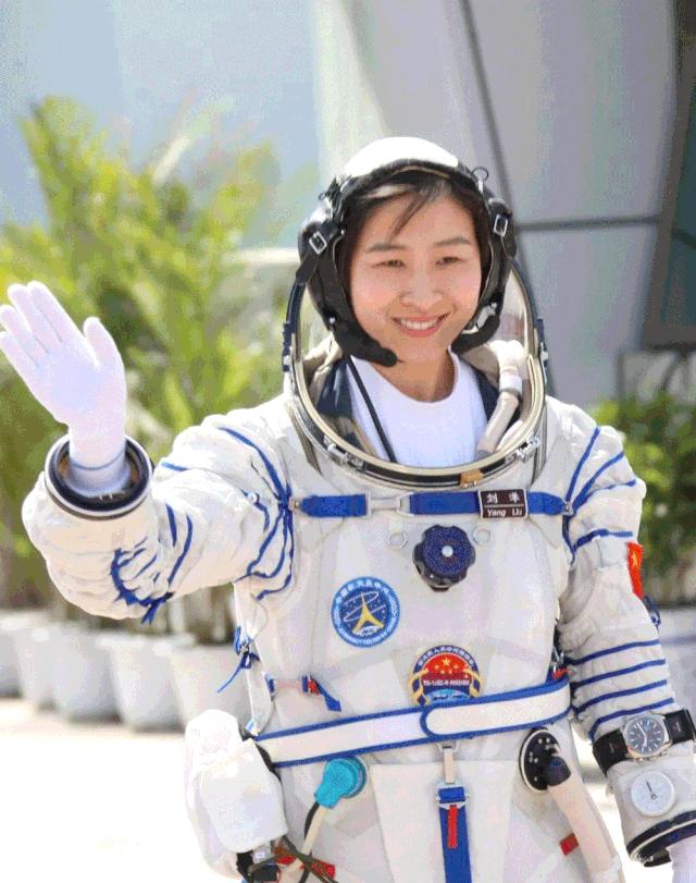 时装周如火如荼，王俊凯、易烊千玺同款腕表佩戴方式RUGet