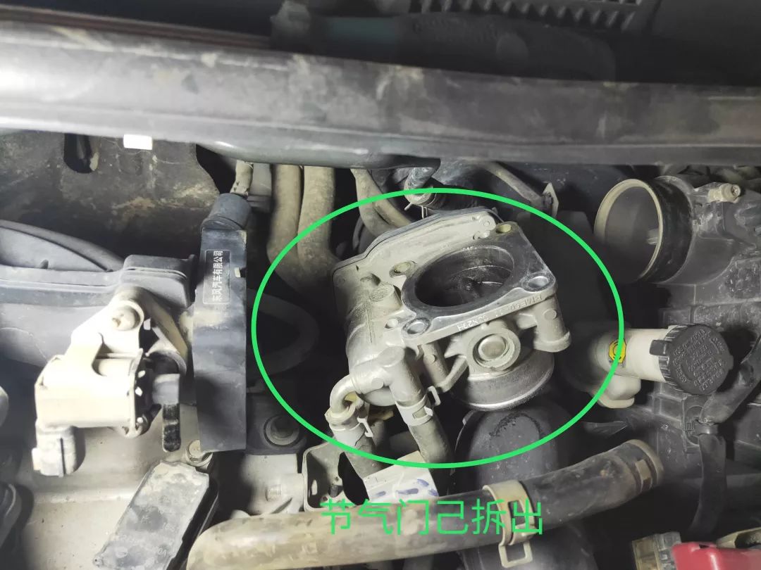 尼桑骐达1.6t更换铱铂金火花塞,日产阳光2011款换火花塞