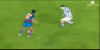 罗纳尔迪尼奥巴萨过人盘带,足球精灵罗纳尔迪尼奥花式过人