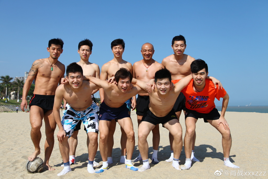国乒教练年轻颜值照片,张继科踢足球沙滩