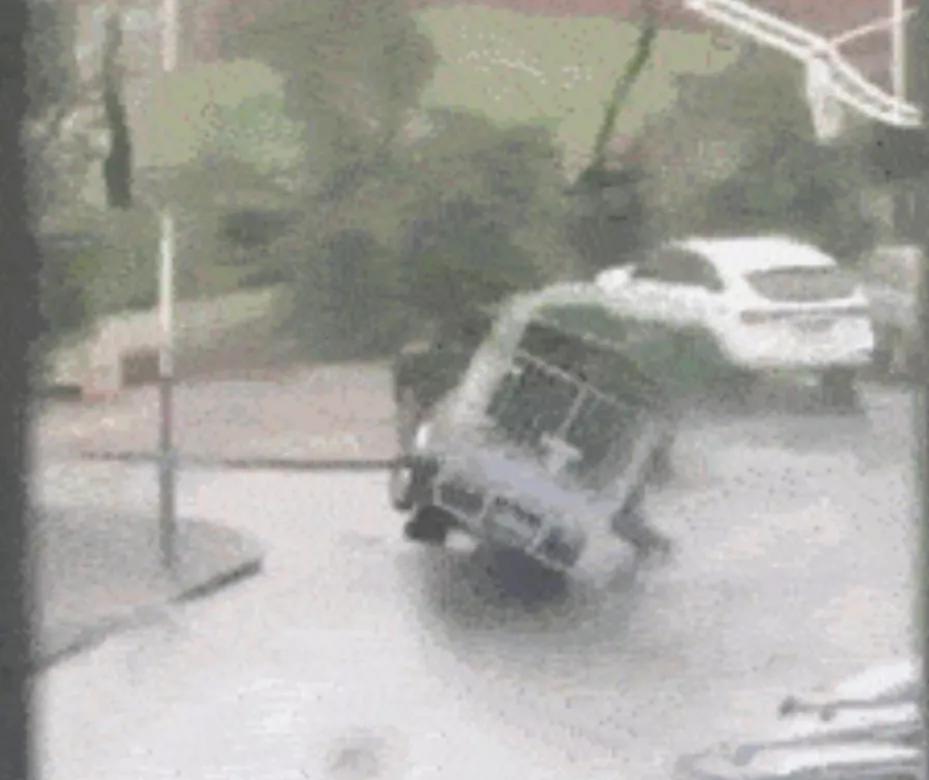 《避雨》里的美好，现实里没有，卖水果的小伙蜷缩在小推车下避雨