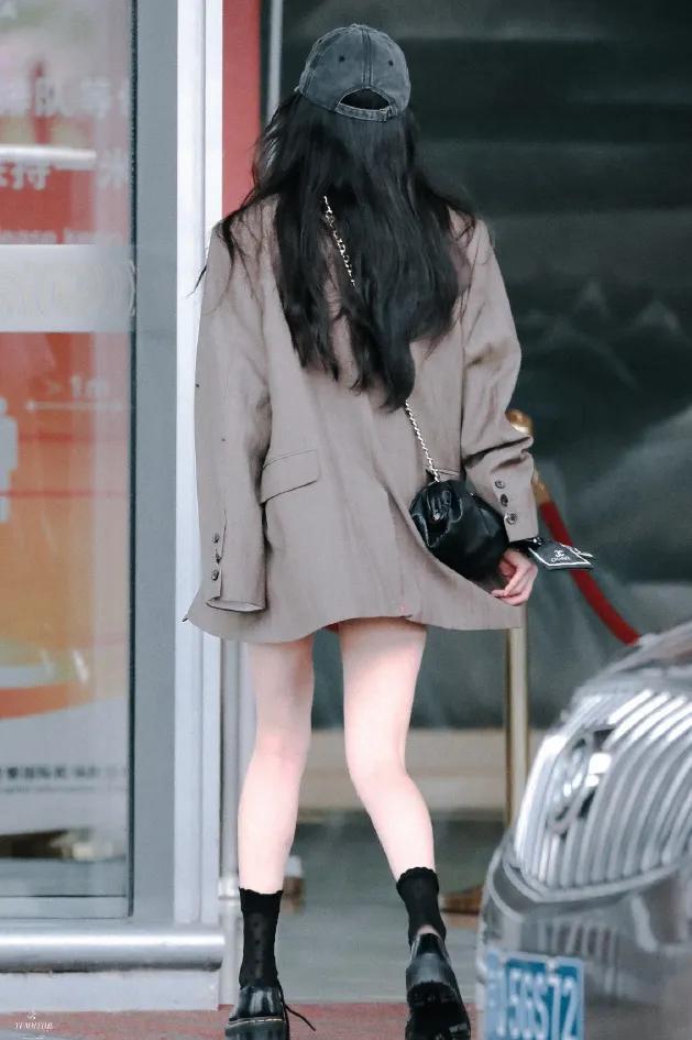 杨幂穿连体短裤时尚大片,杨幂现身粉色风衣配短裤