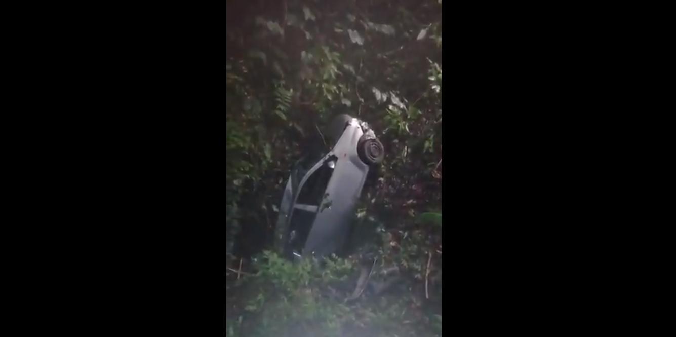 诡异!大马汽车坠落深坑,被拖出时惊现一只“鬼手”,网友吓惨