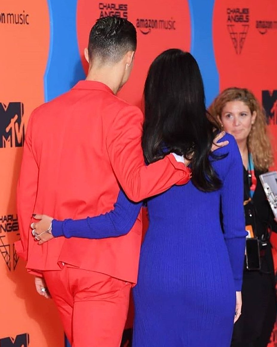 c罗带乔治娜上台领奖,c罗ins晒与乔治娜合影