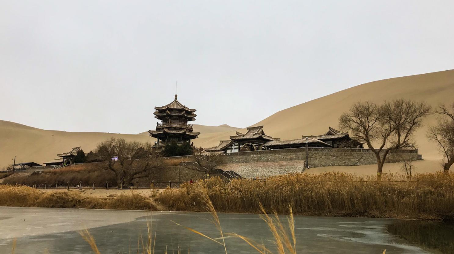 月牙泉到底有多神奇,太神奇了沙漠竟然有绿洲