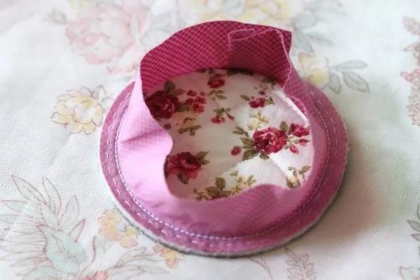 在家用几块小碎布，就能做个玫瑰零钱包，闺蜜看了都想要！附教程