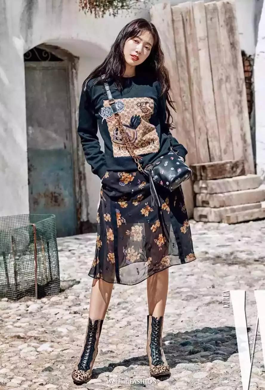 卫衣配什么裙子好看春天,卫衣裙子怎么搭配才好看